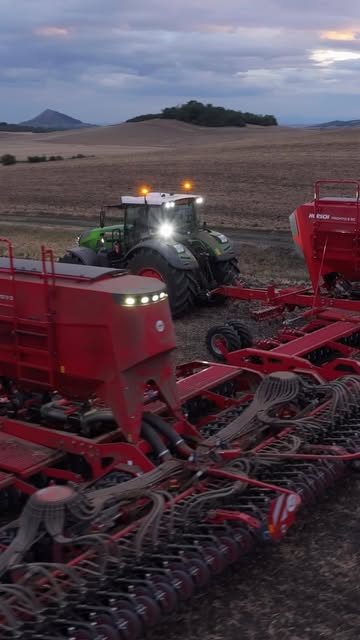 Traktor und Sämaschine bei der Arbeit.